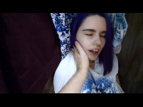 ❤️ Atradu savu māsu skapī un palīdzēju viņai beigt. Krievu porno pie mums