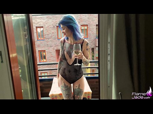 ❤️ Milzīga meitene sūc ar rīklīti un kaislīgi drāž zem klajas debess Krievu porno pie mums